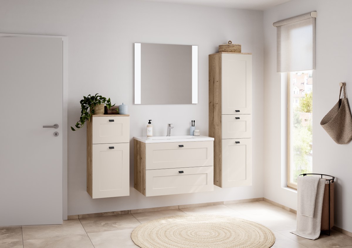 Bad Nostalgisches Flair Badmöbel im Landhausstil mit Rahmenfronten in Sand matt, Holzabsetzungen, Hochschrank und Spiegel mit seitlicher Beleuchtung