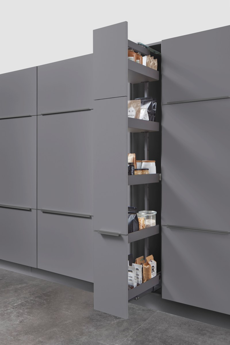 Apothekerschrank Hochschrank-Apothekerauszug in Schiefergrau, komplett ausgezogen und von beiden Seiten bestückt