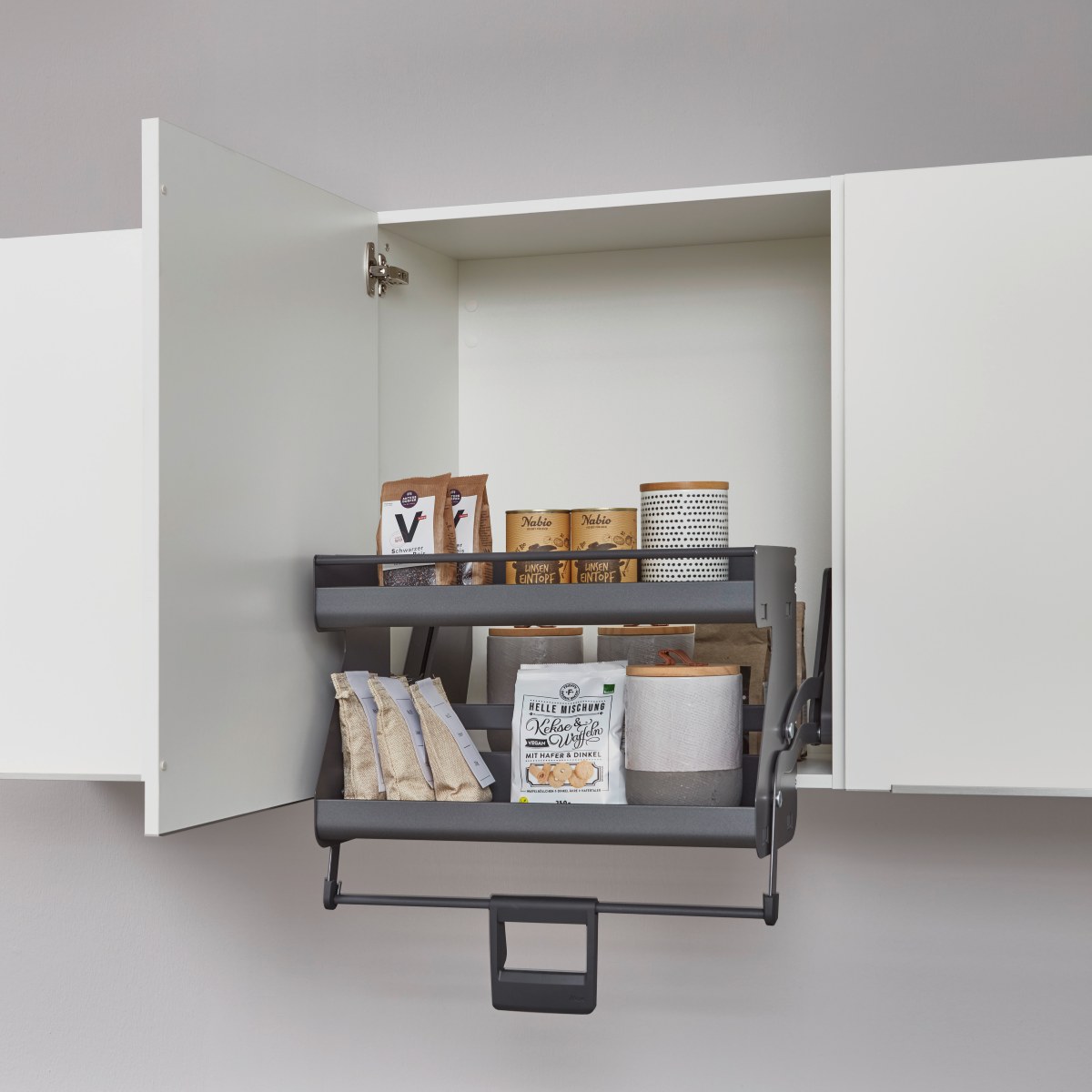 Imove Wandschrank mit ausgeschwenktem iMove-Auszug, der das Staugut nach unten und nach vorne bringt