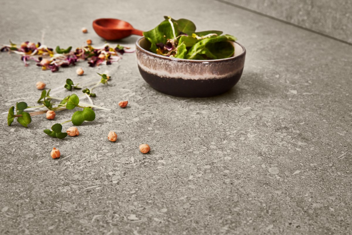 Xtra Ceramic Arbeitsplatte Xtra Ceramic in Steinoptik mit Schale, Kräutern und Microgreens auf der Oberfläche