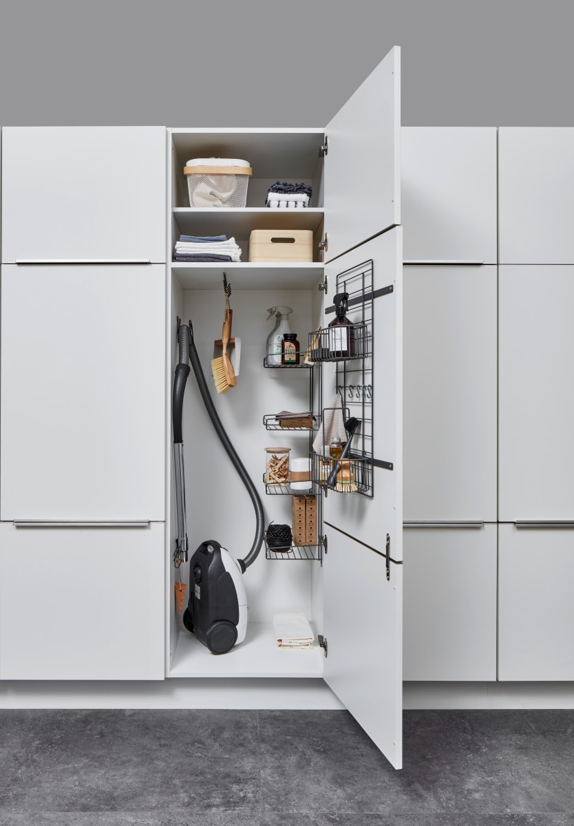 Besen- und Geräteschrank