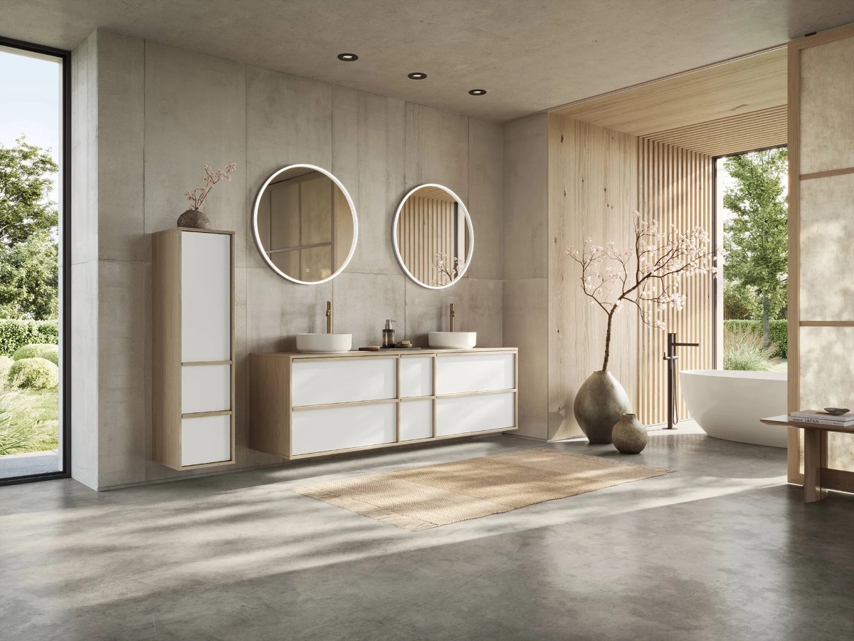 Sakura Bad Bad mit Doppelwaschtisch in weißen Fronten mit Eiche-Rahmen, zwei runden LED-Spiegeln, Hochschrank, freistehender Badewanne und einem Kirschblütenzweig in einer Vase