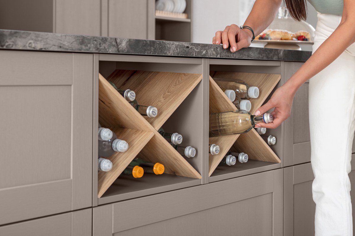 Weinkreuz im Unterschrank